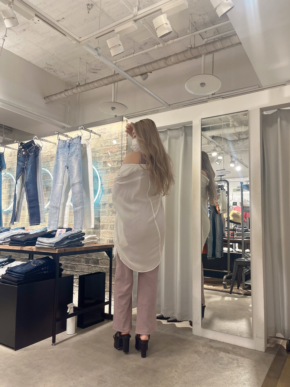 ホワイト系のシャツ/ブラウス、ピンク系のつなぎ/オールインワン、ブラック系のサンダルを着用したレディースの春コーディネートの2枚目の写真