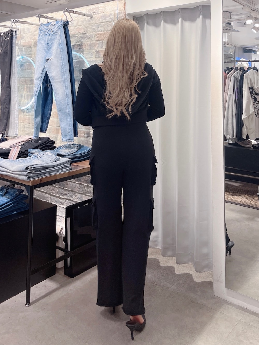 ブラック系のカーゴパンツ、ブラック系のタンクトップ、ブラック系のパーカーを着用したレディースの冬コーディネートの2枚目の写真