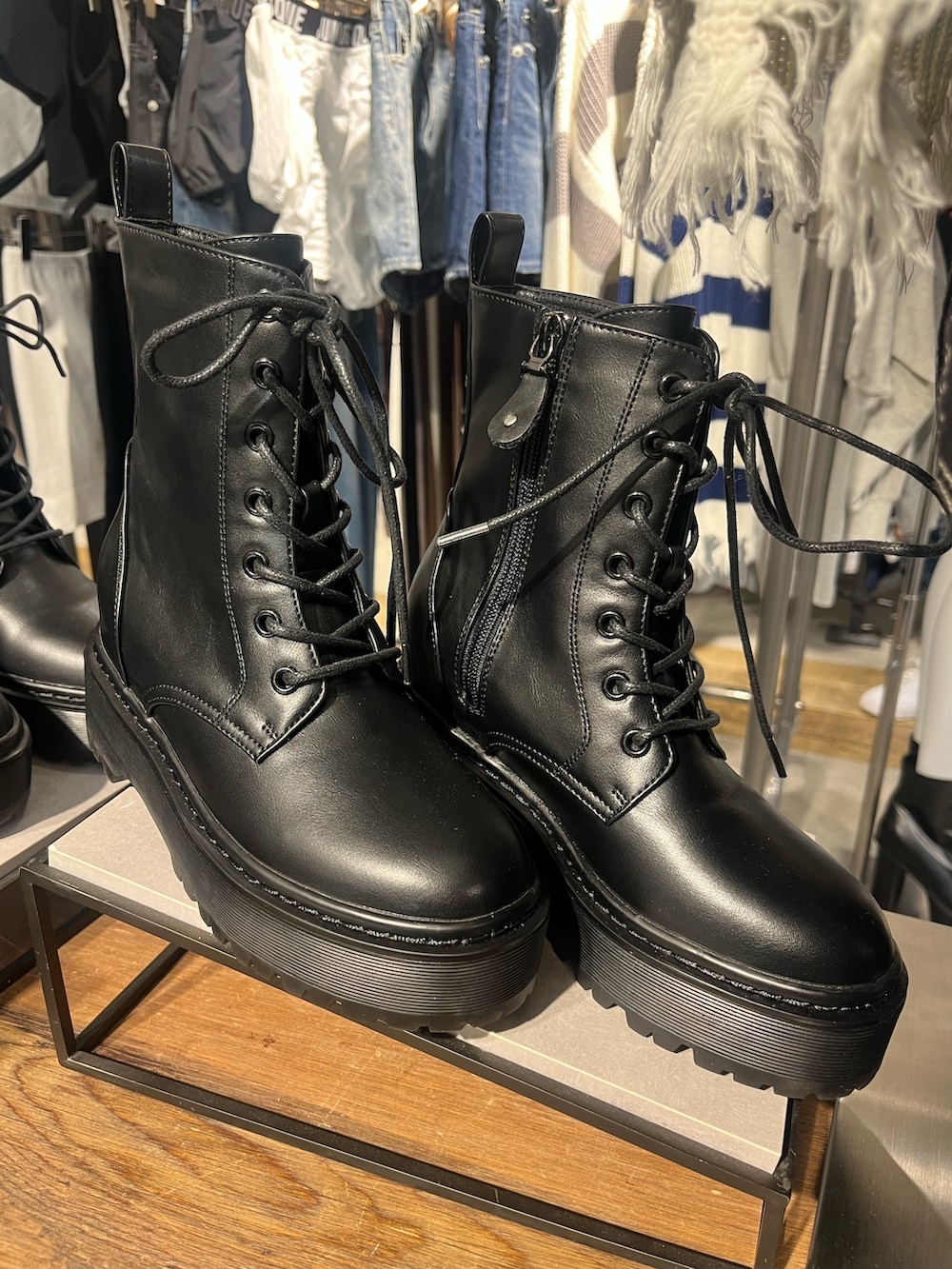 ブラウン系のスウェット、ブラック系のデニムパンツ、ブラック系のブーツを着用したレディースの夏コーディネートの4枚目の写真