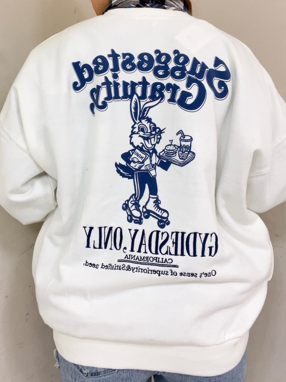 ホワイト系のスウェット、ホワイト系のシャツ/ブラウス、ブルー系のデニムパンツを着用したレディースの冬コーディネートの4枚目の写真