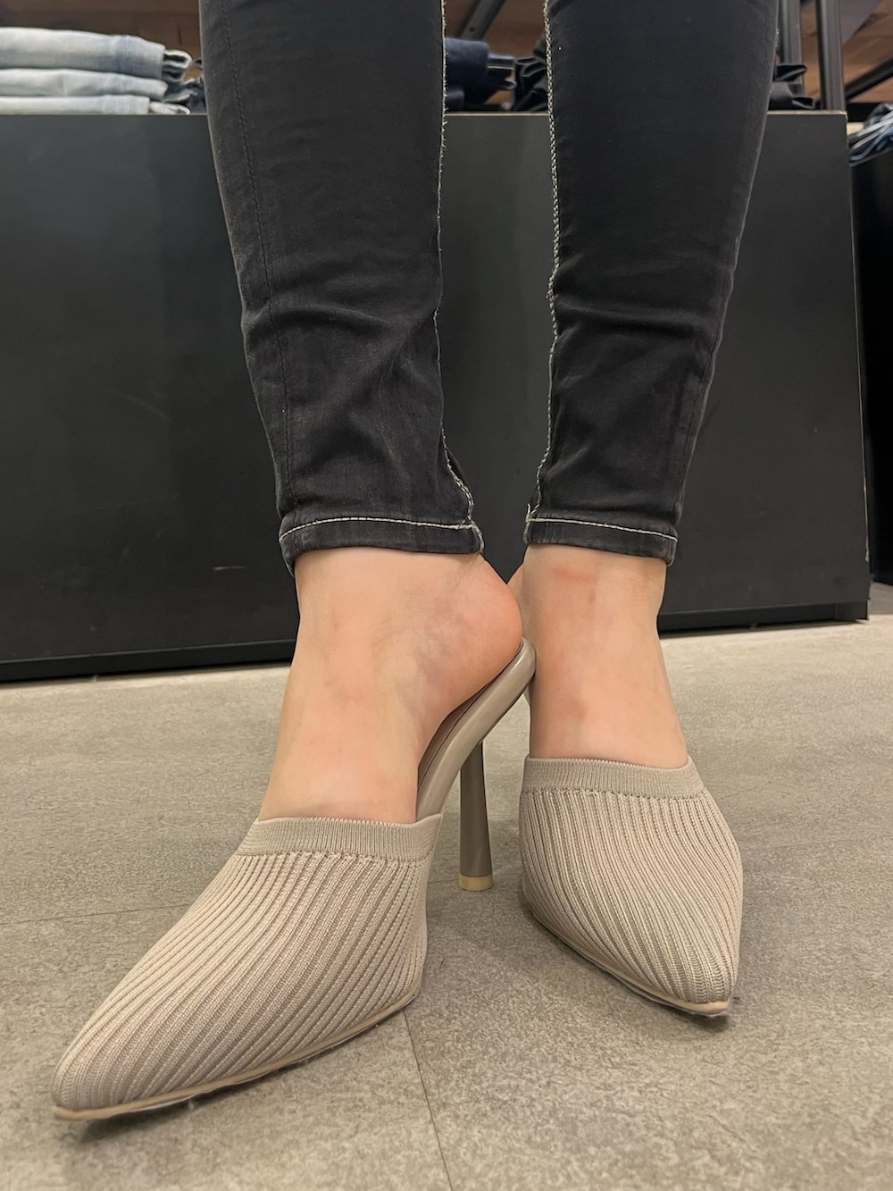 ホワイト系のニット/セーター、ピンク系のシャツ/ブラウス、ブラック系のデニムパンツを着用したレディースの冬コーディネートの3枚目の写真