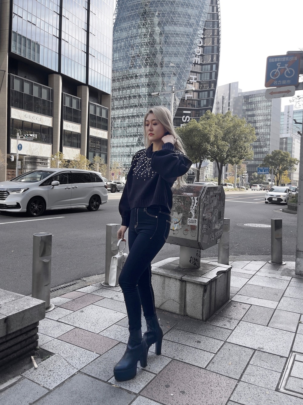 「GYDA、gydastaff、冬コーデ、ファーコート、ブラック、ブラックコーデ、ビジュー、ニット」｜「GYDAのBIJOU ショートニットトップス（ニット/セーター、ブラック系）」を使った、hisuiさん（レディース・162cm）の冬コーディネートの2枚目の写真