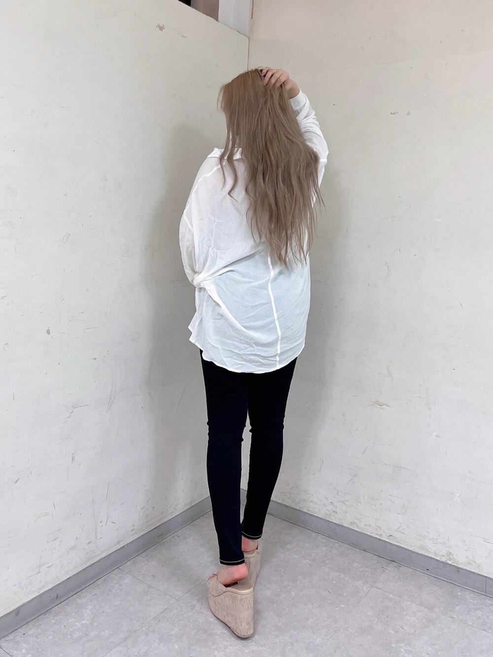 ホワイト系のサンダル、ブラック系のデニムパンツ、ホワイト系のシャツ/ブラウスを着用したレディースの春コーディネートの3枚目の写真