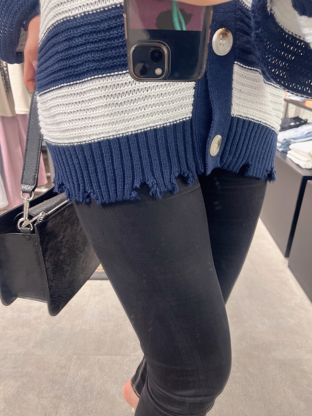 ブラック系のタンクトップ、ブルー系のカーディガン/ボレロ、ブラック系のハンドバッグを着用したレディースの夏コーディネートの4枚目の写真