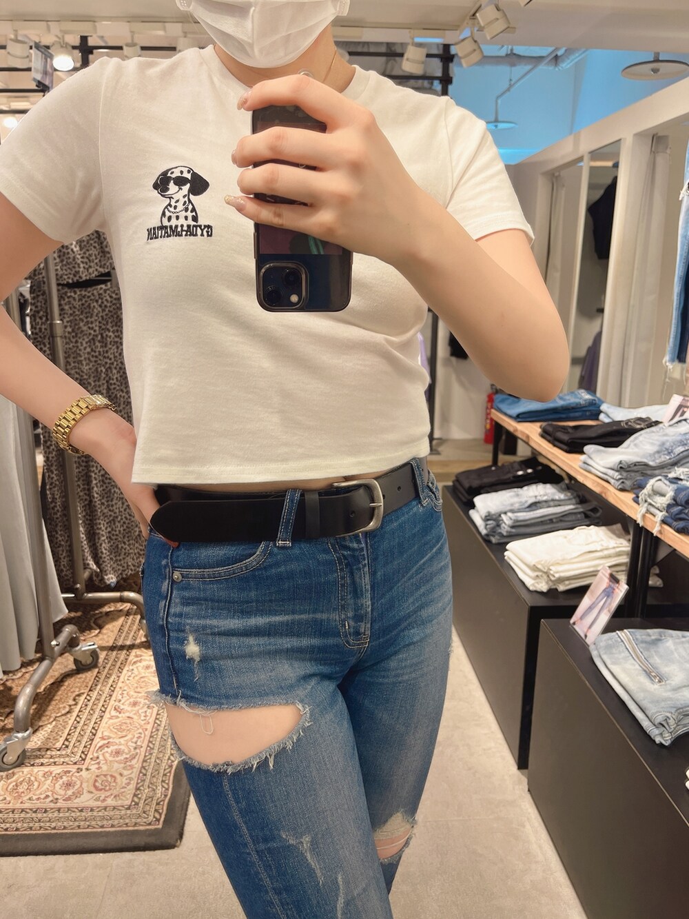 ホワイト系のTシャツ/カットソー、ブルー系のデニムパンツ、ブラック系のパンプスを着用したレディースの夏コーディネートの2枚目の写真