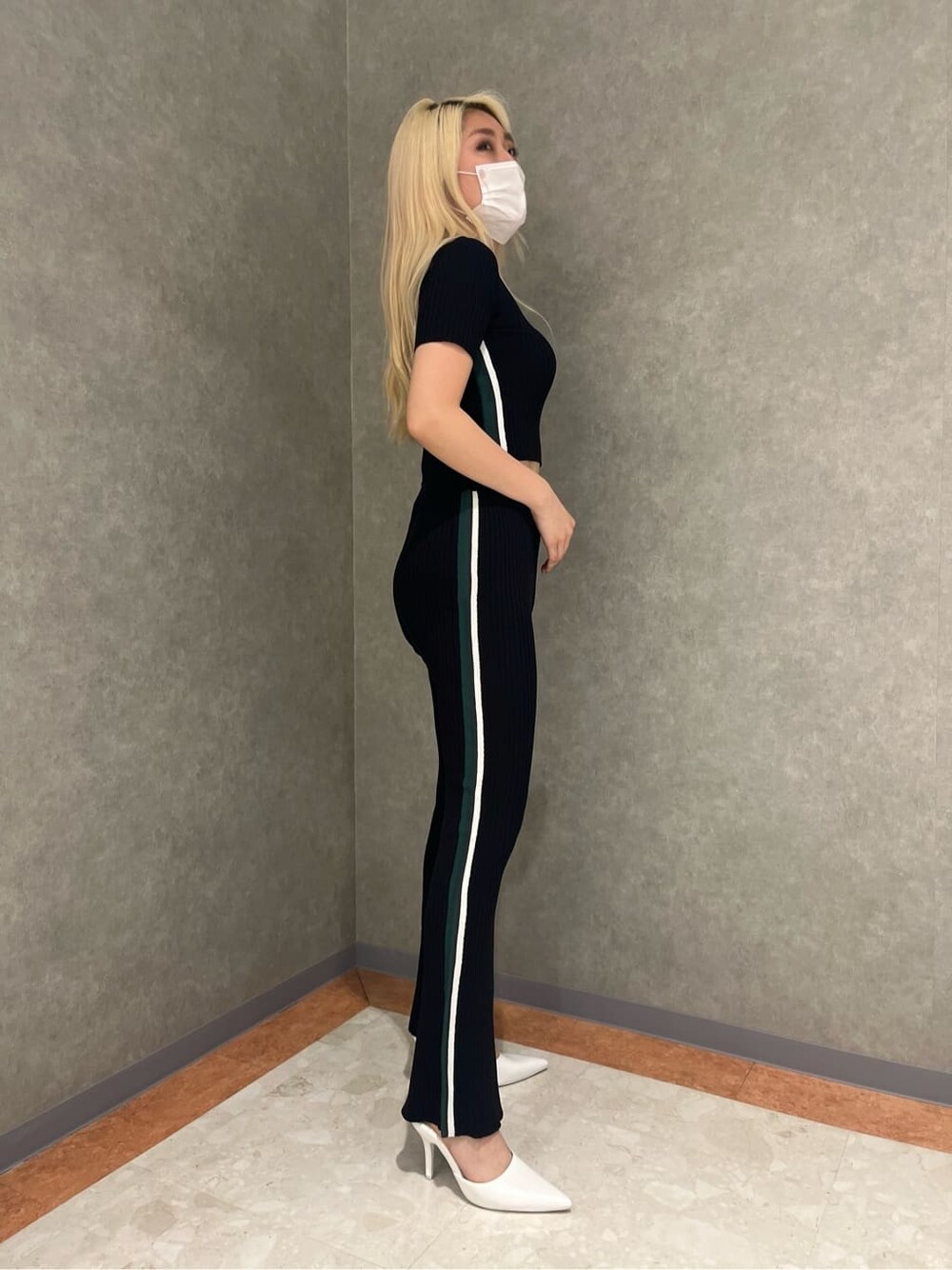 ホワイト系のパンプス、ブラック系のその他パンツ、ブラック系のニット/セーターを着用したレディースの夏コーディネートの2枚目の写真