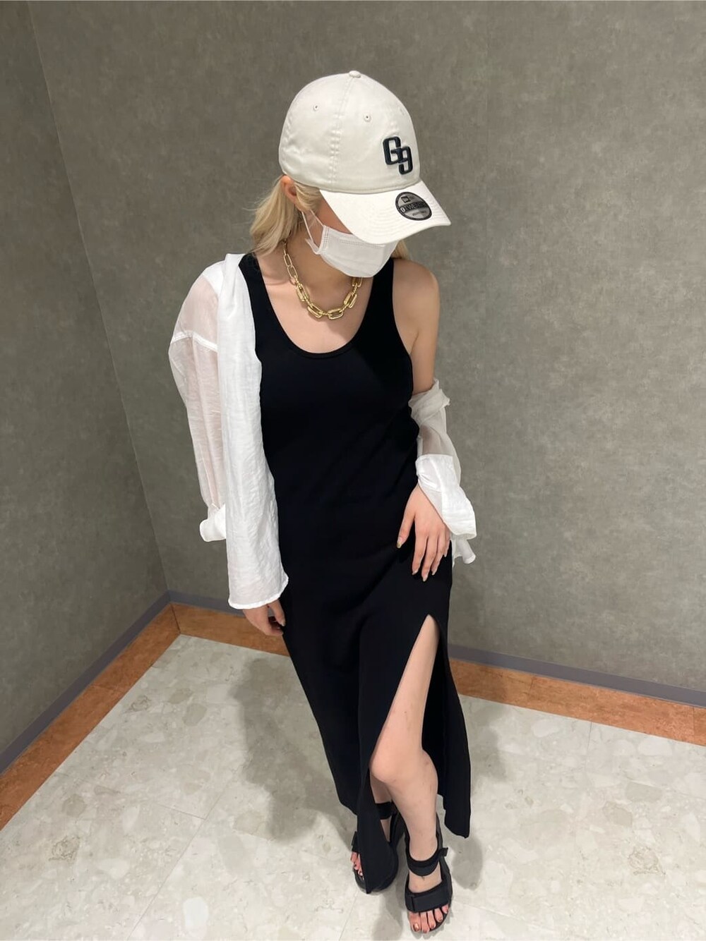 ブラック系のワンピース、ホワイト系のシャツ/ブラウス、ゴールド系のネックレスを着用したレディースの夏コーディネートの5枚目の写真