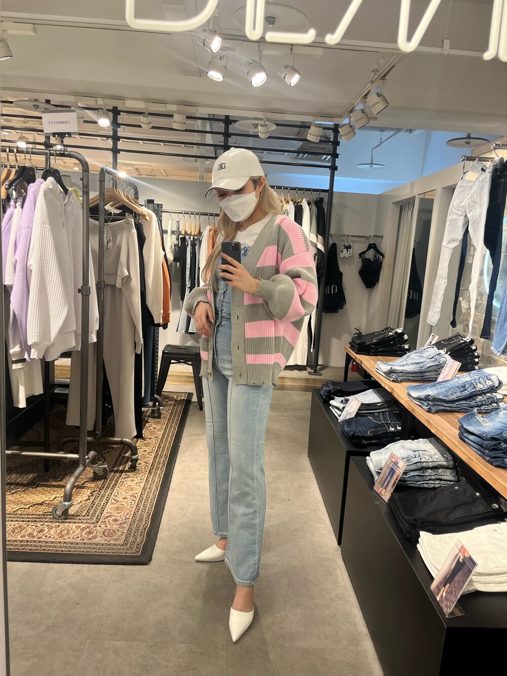 ブルー系のサロペット/オーバーオール、ピンク系のカーディガン/ボレロ、ホワイト系のTシャツ/カットソーを着用したレディースの春コーディネートの4枚目の写真