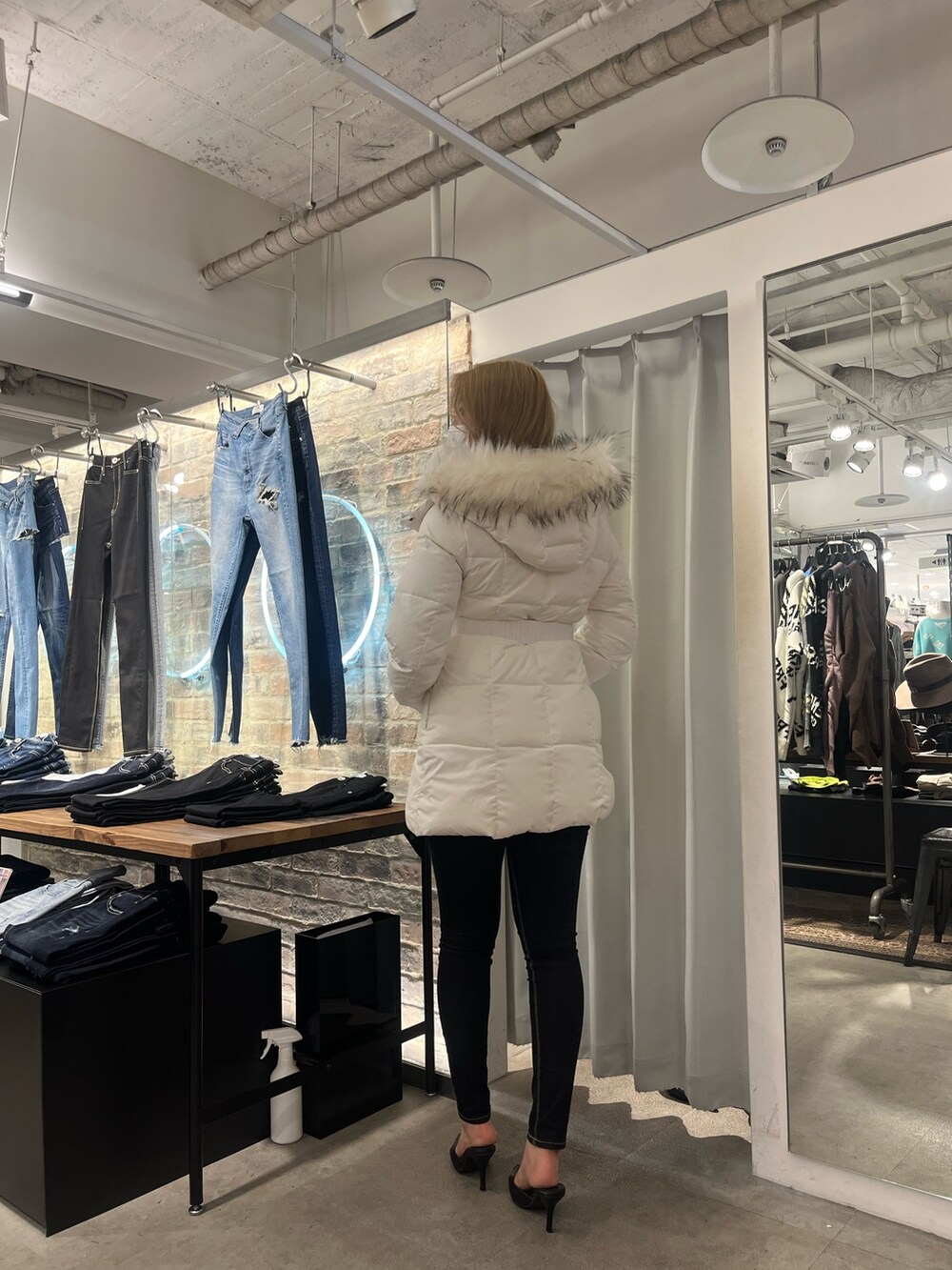 ブラック系のダウンジャケット/コートを着用したレディースの秋コーディネートの3枚目の写真