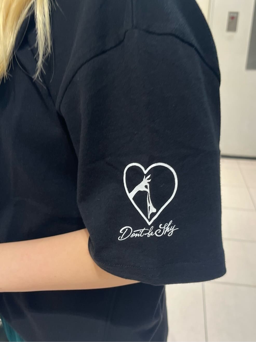 グリーン系のその他パンツ、その他のパンプス、ブラック系のTシャツ/カットソーを着用したレディースの夏コーディネートの4枚目の写真