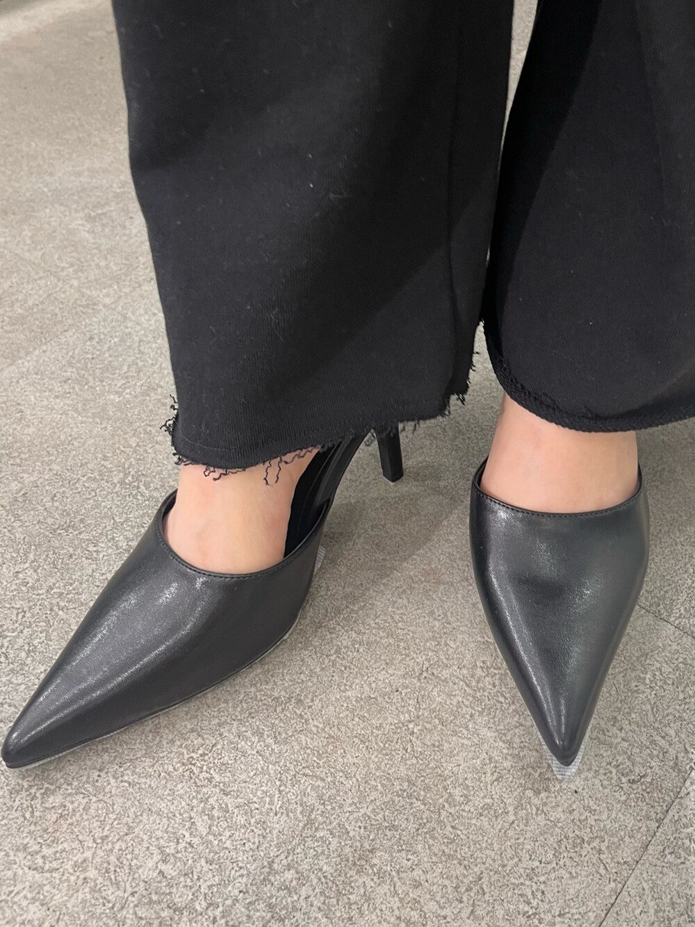 ブラック系のカーゴパンツ、ブラック系のタンクトップ、ブラック系のパーカーを着用したレディースの冬コーディネートの4枚目の写真