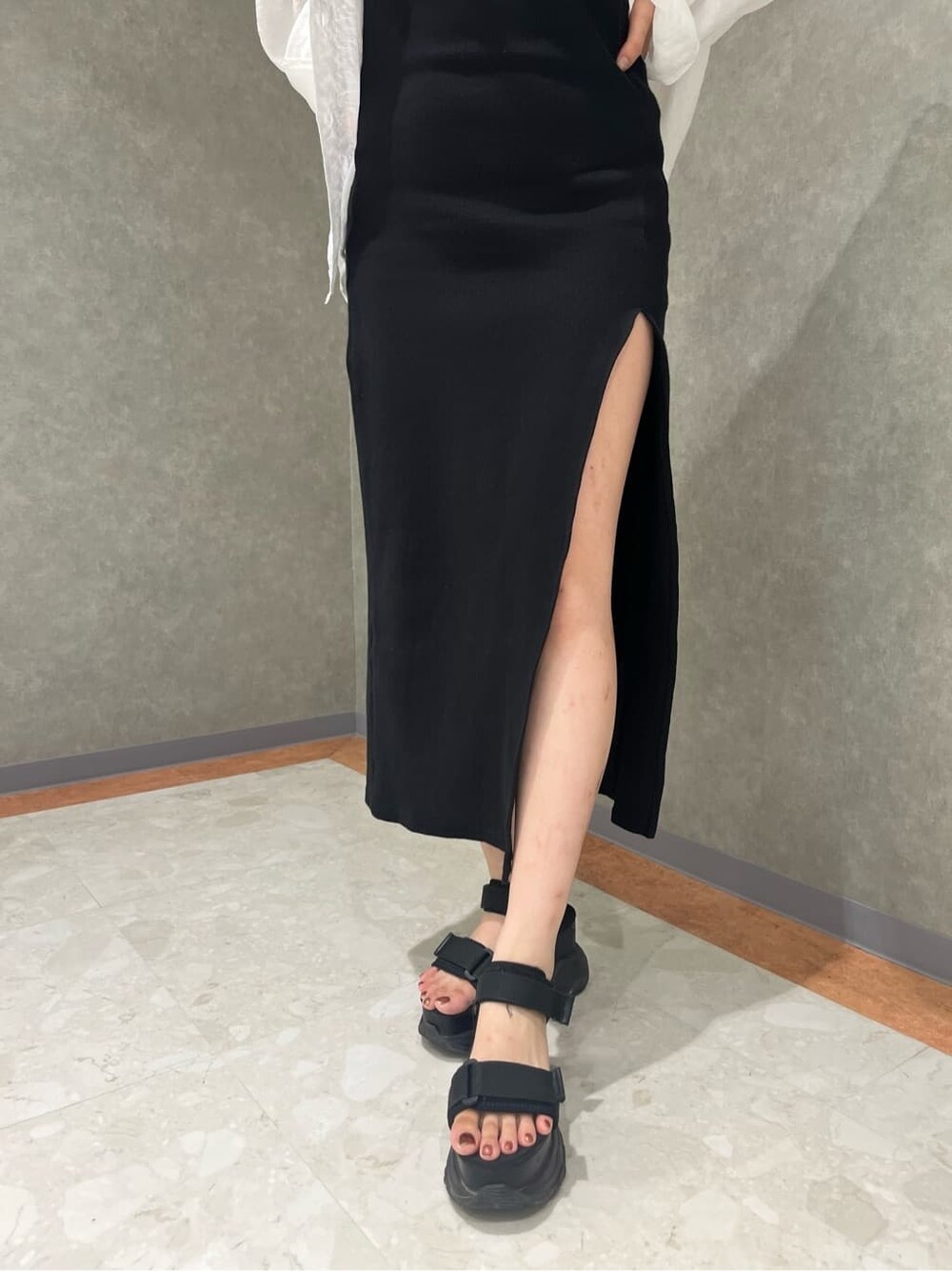 ブラック系のワンピース、ホワイト系のシャツ/ブラウス、ゴールド系のネックレスを着用したレディースの夏コーディネートの4枚目の写真