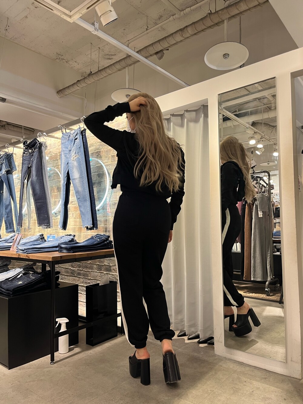 ホワイト系のつなぎ/オールインワン、ブラック系のパーカー、ブラック系のサンダルを着用したレディースの夏コーディネートの4枚目の写真