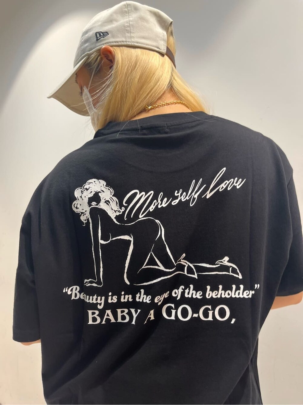 グリーン系のその他パンツ、その他のパンプス、ブラック系のTシャツ/カットソーを着用したレディースの夏コーディネートの3枚目の写真