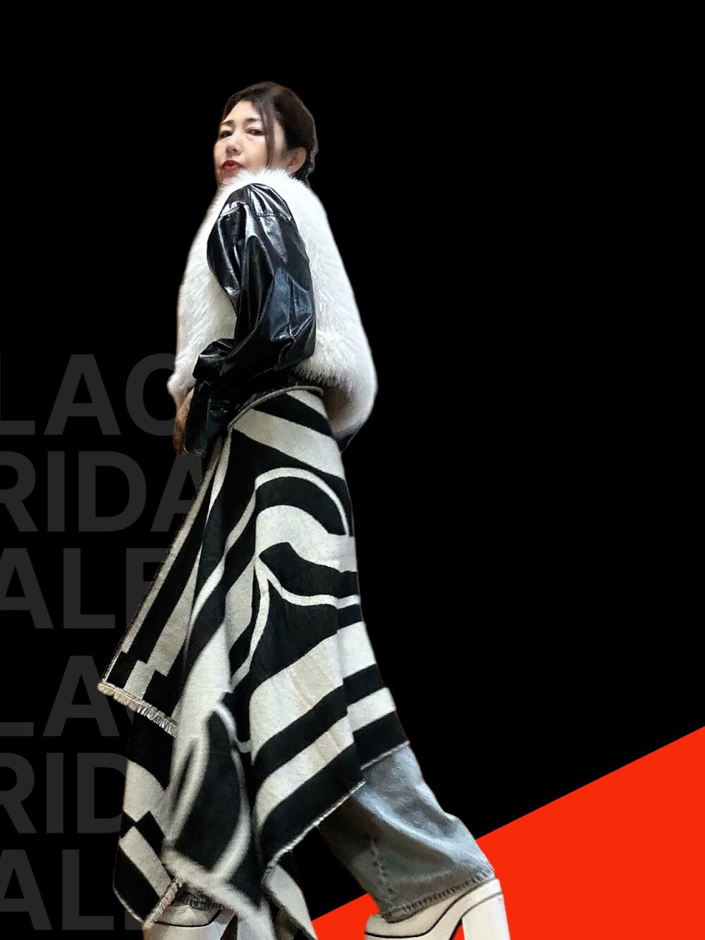 ブラック系のシャツ/ブラウス、その他のデニムパンツ、ホワイト系のベストを着用したレディースの秋コーディネートの5枚目の写真