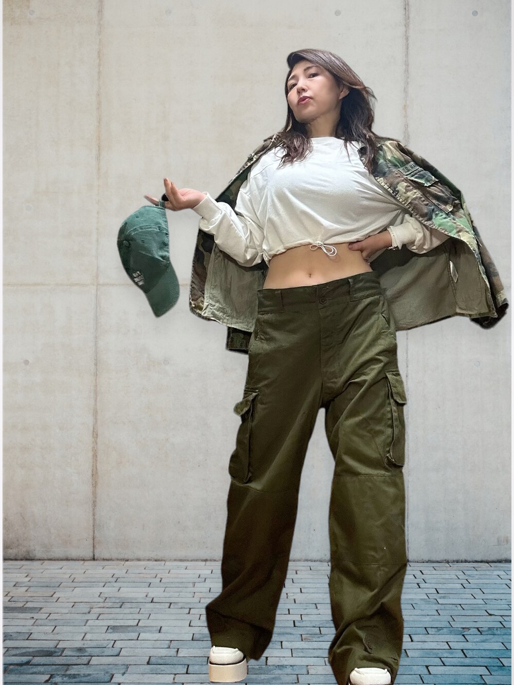 グリーン系のカーゴパンツ、グリーン系のシャツ/ブラウス、その他のその他を着用したレディースの春コーディネートの4枚目の写真