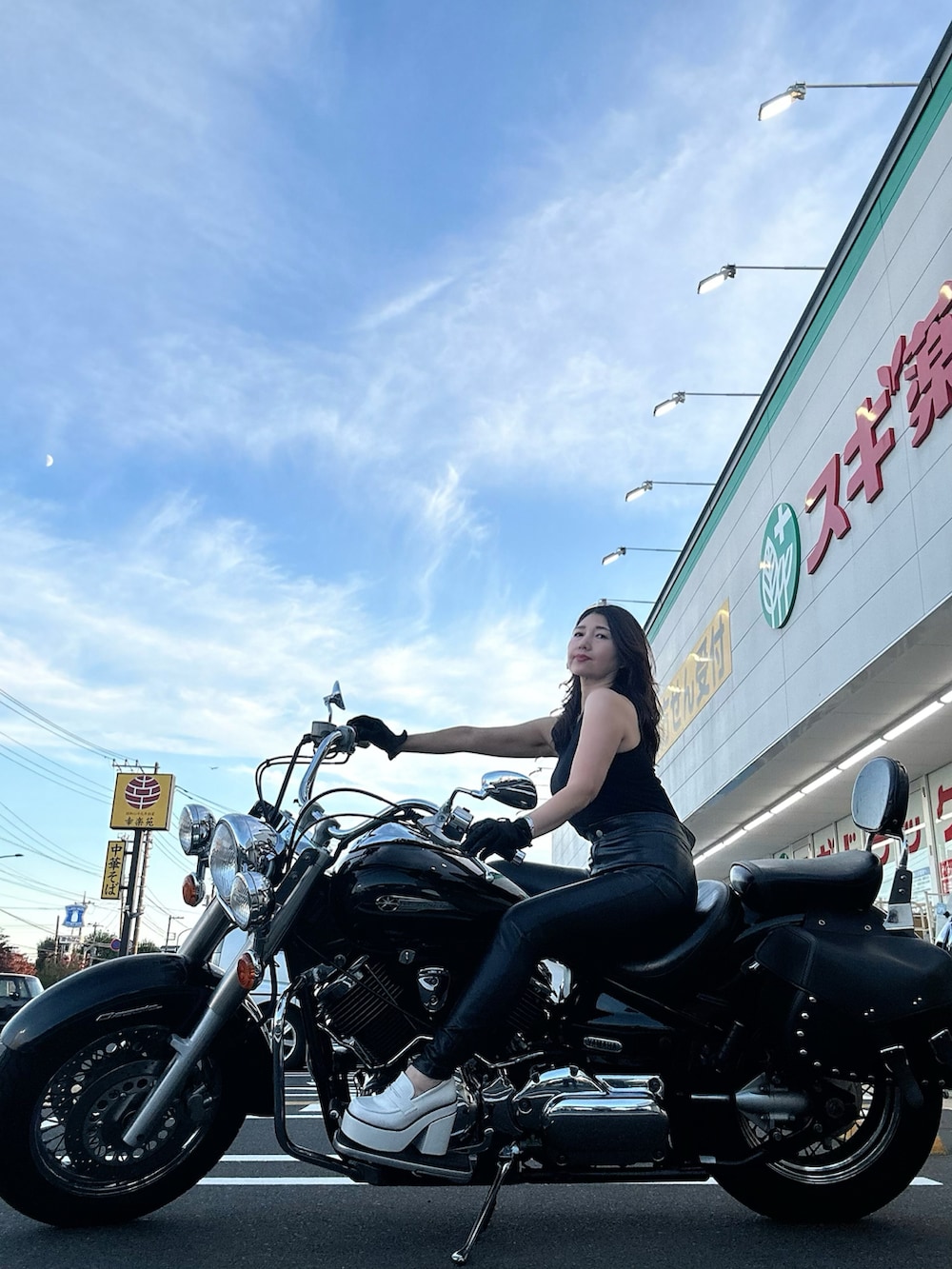 ブラック系のトップス、ブラック系のパンツ、ホワイト系のドレスシューズを着用したレディースの冬コーディネートの4枚目の写真