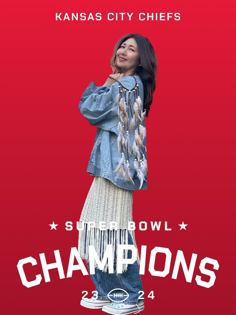 ブラック系のスカート、ブルー系のトップス、ブラウン系のヘアアクセサリーを着用したレディースの春コーディネートの5枚目の写真