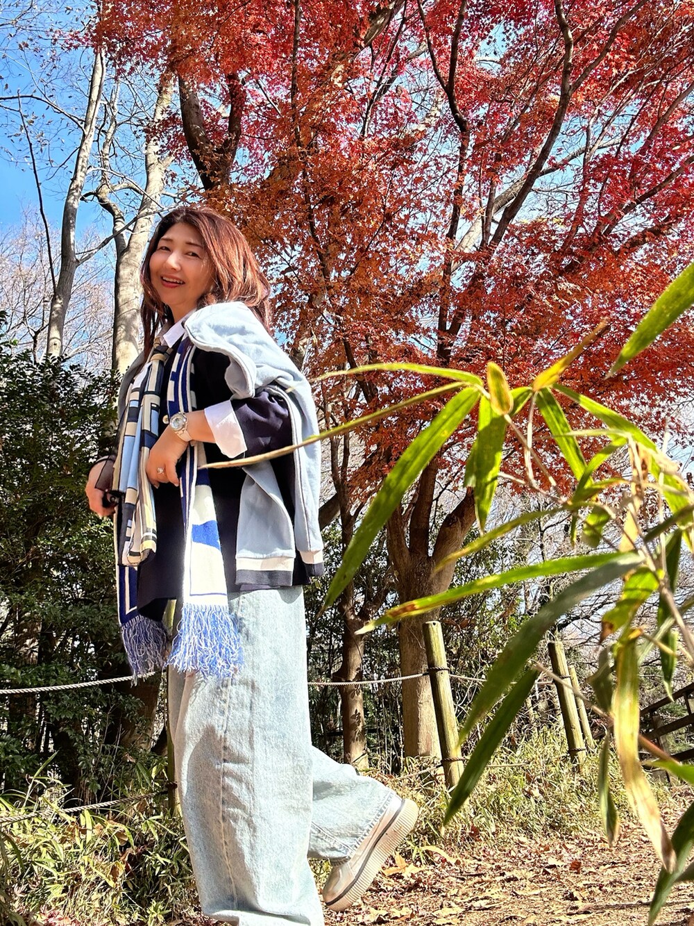 ブルー系のテーラードジャケット、シルバー系のスニーカー、ブルー系のスウェットを着用したレディースの冬コーディネートの4枚目の写真