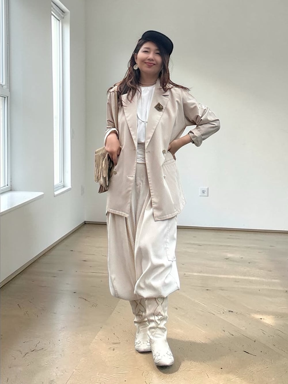 ベージュ系のテーラードジャケット、ホワイト系のカーゴパンツ、ホワイト系のトップスを着用したレディースの春コーディネートの2枚目の写真