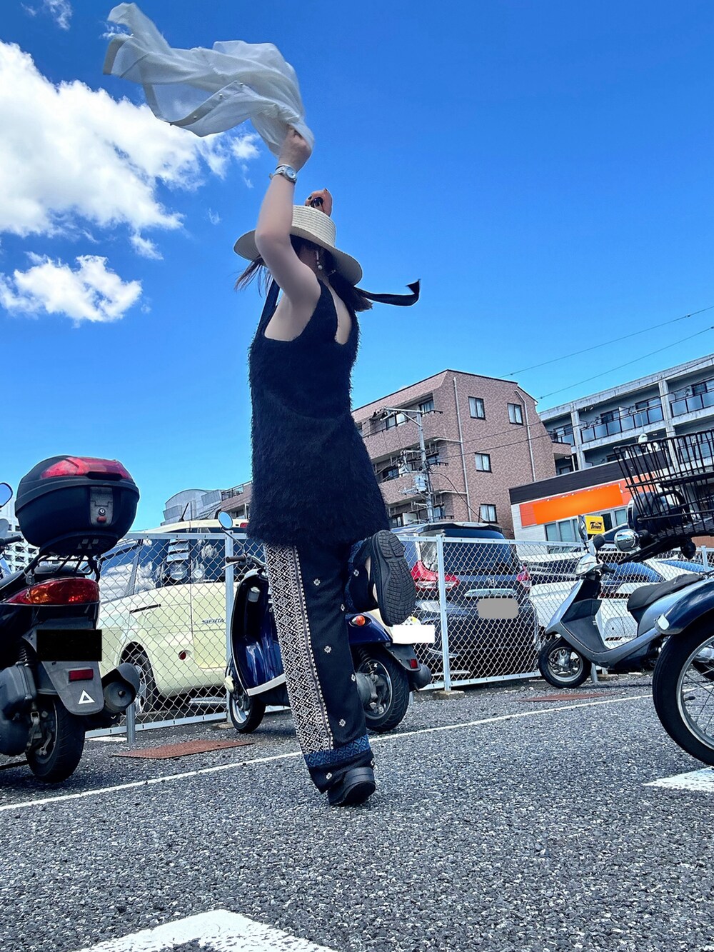 ブラック系のその他パンツ、ブラック系のTシャツ/カットソー、ブラック系のサンダルを着用したレディースの夏コーディネートの3枚目の写真