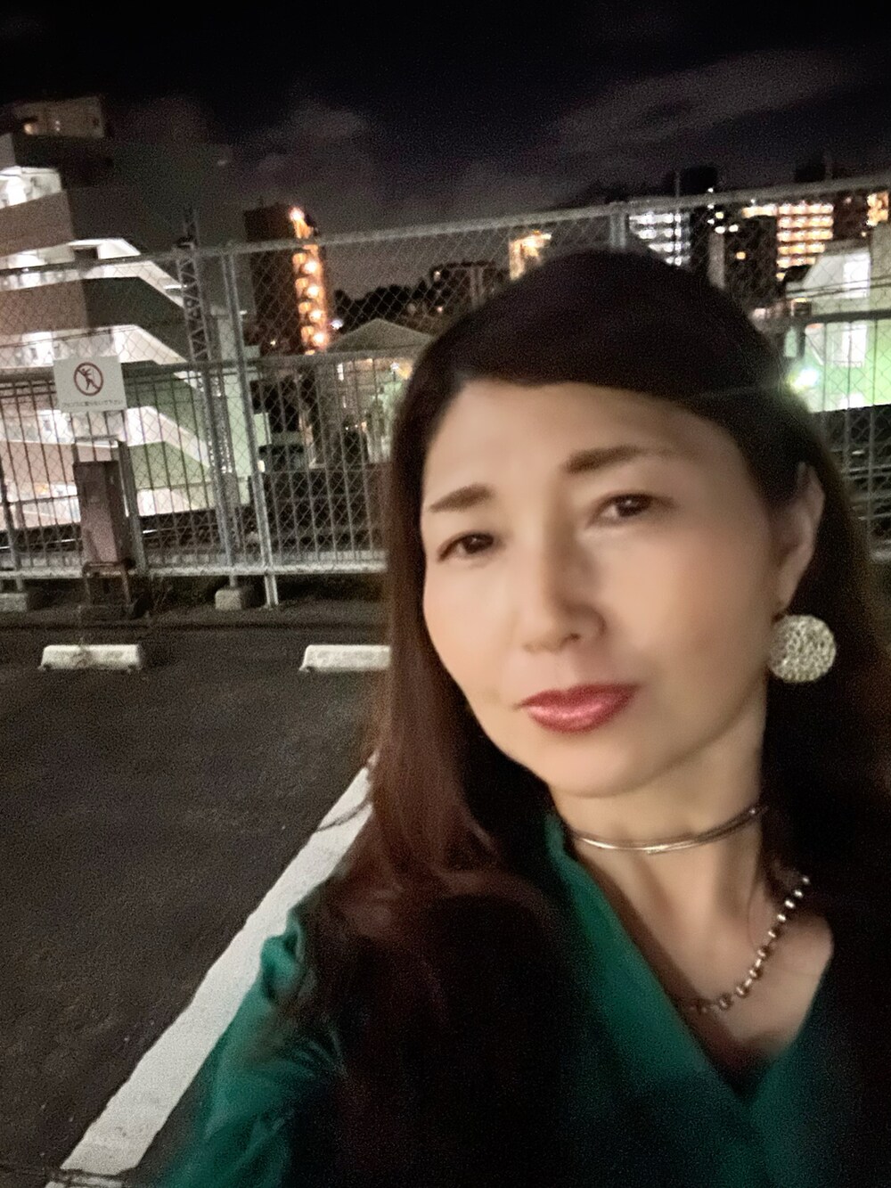 グリーン系のシャツ/ブラウス、ホワイト系のその他パンツ、ベージュ系のトートバッグを着用したレディースの夏コーディネートの5枚目の写真