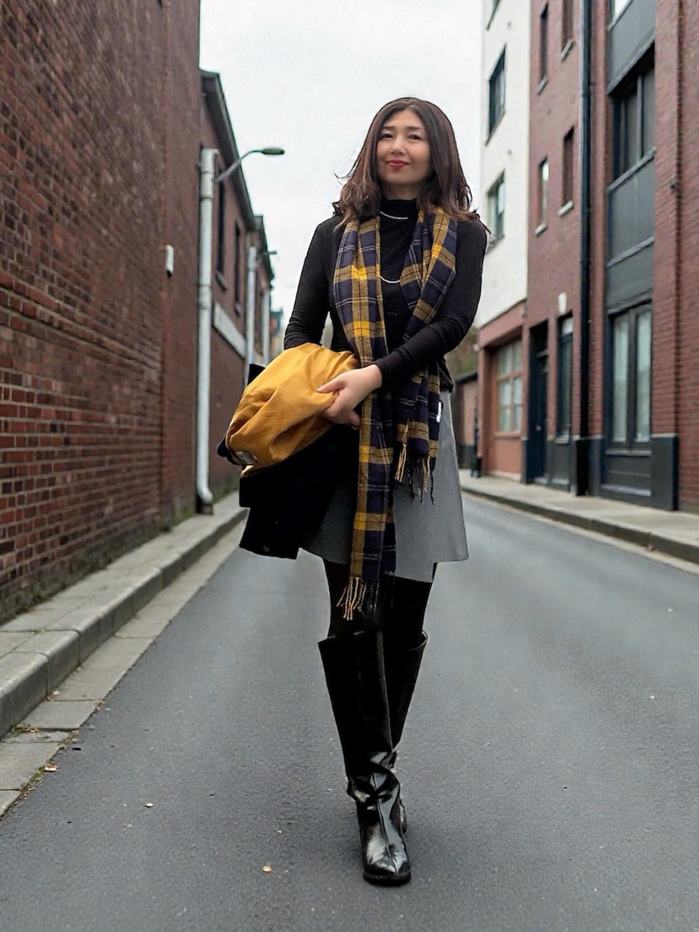 ブルー系のブルゾン、グレー系のパンツ、ブラック系のブーツを着用したレディースの冬コーディネートの3枚目の写真