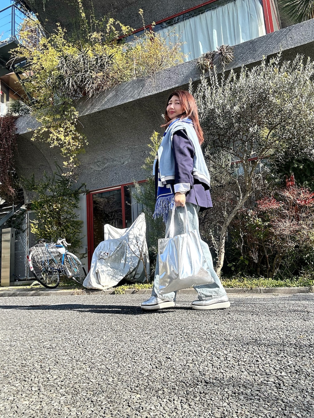 ブルー系のテーラードジャケット、シルバー系のスニーカー、ブルー系のスウェットを着用したレディースの冬コーディネートの2枚目の写真