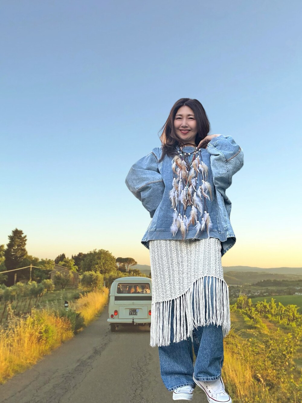 ブラック系のスカート、ブルー系のトップス、ブラウン系のヘアアクセサリーを着用したレディースの春コーディネートの4枚目の写真