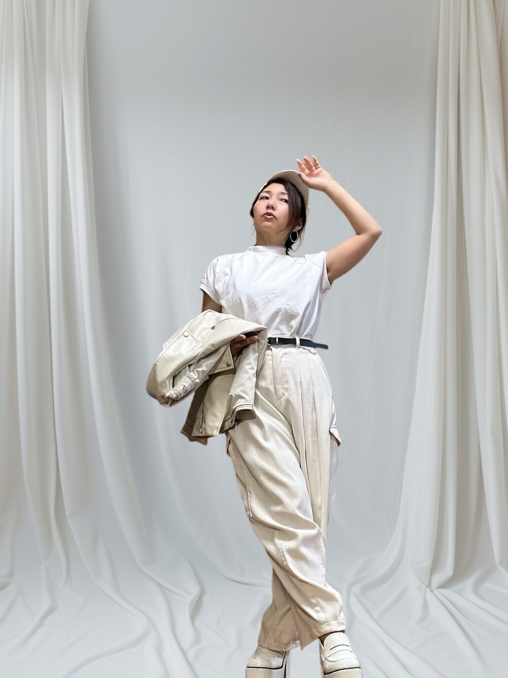 ホワイト系のカーゴパンツ、ホワイト系のTシャツ/カットソー、ホワイト系のライダースジャケットを着用したレディースの秋コーディネートの5枚目の写真