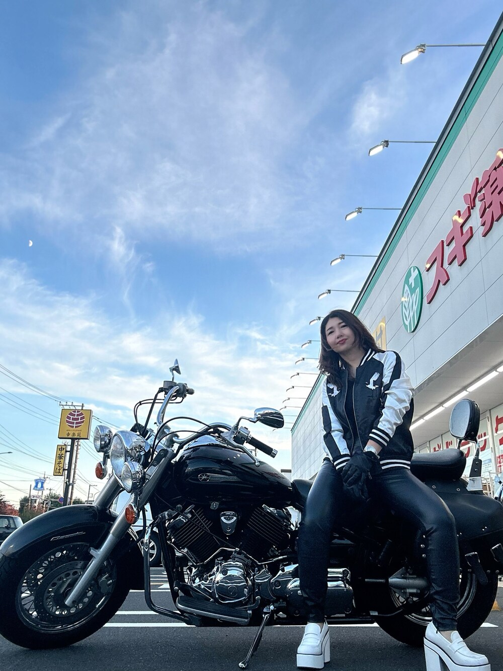 ブラック系のトップス、ブラック系のパンツ、ホワイト系のドレスシューズを着用したレディースの冬コーディネートの5枚目の写真