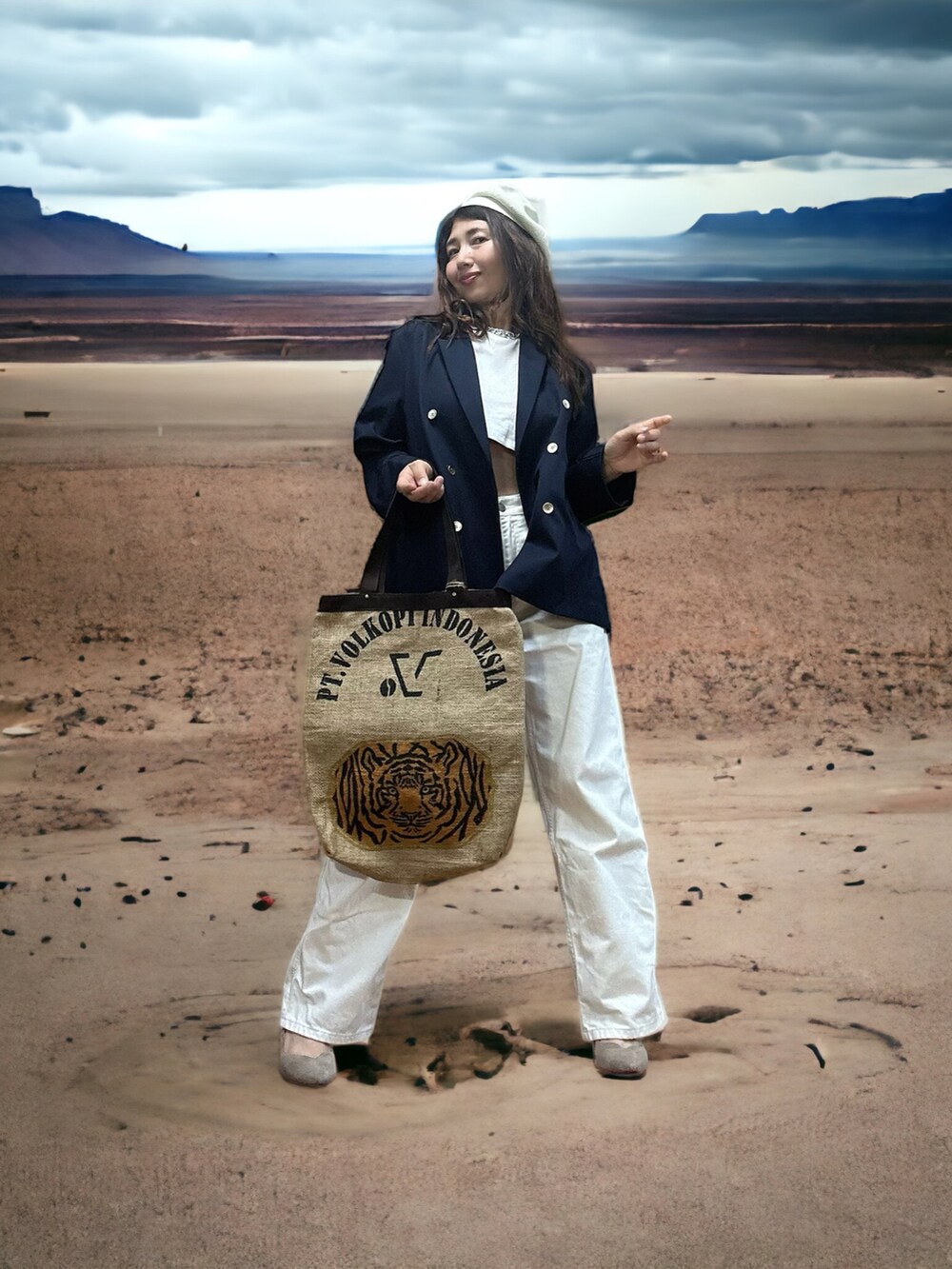 ブルー系のテーラードジャケット、ベージュ系のトートバッグ、ホワイト系のデニムパンツを着用したレディースの秋コーディネートの5枚目の写真