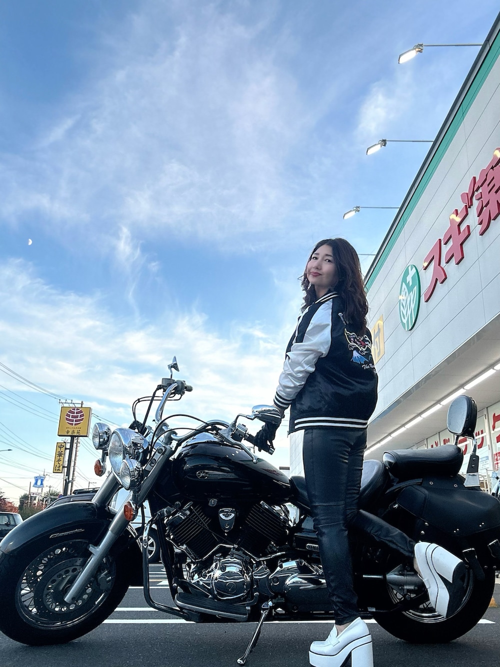 ブラック系のトップス、ブラック系のパンツ、ホワイト系のドレスシューズを着用したレディースの冬コーディネートの3枚目の写真