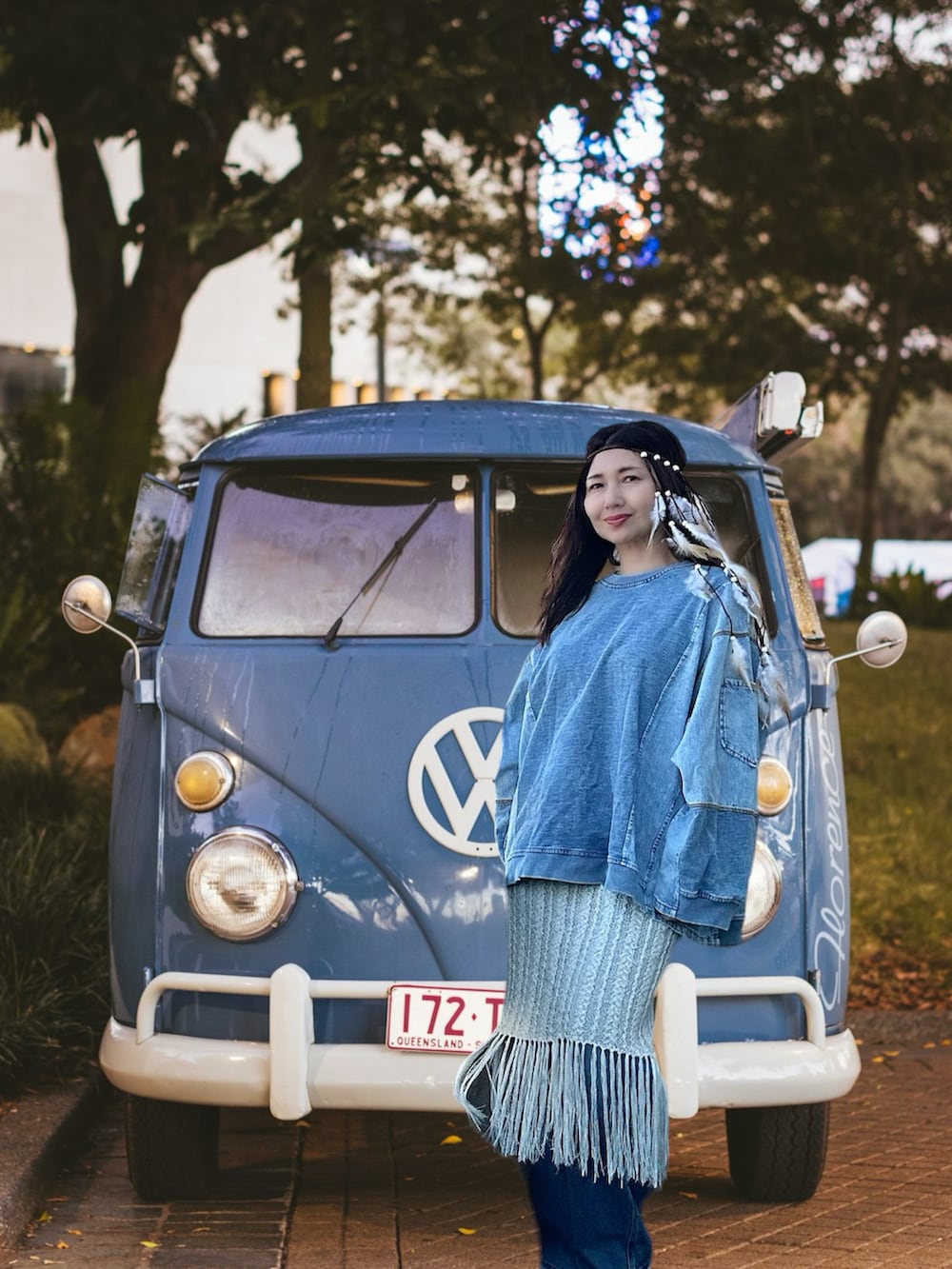 ブラック系のスカート、ブルー系のトップス、ブラウン系のヘアアクセサリーを着用したレディースの春コーディネートの3枚目の写真