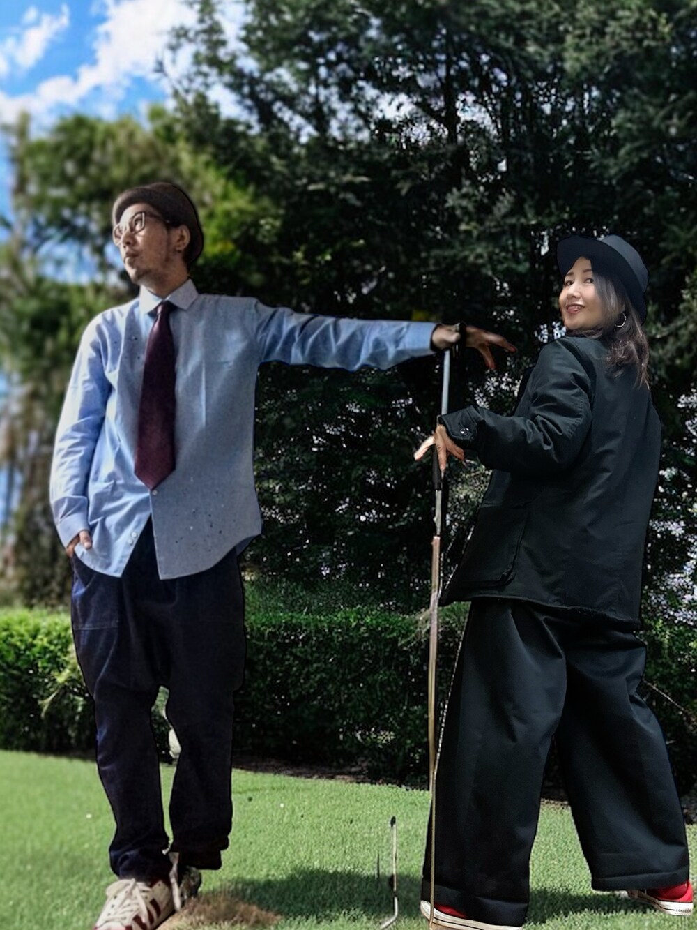 ブラック系のジャケット/アウター、ブラック系のパンツ、レッド系のスニーカーを着用したレディースの冬コーディネートの2枚目の写真