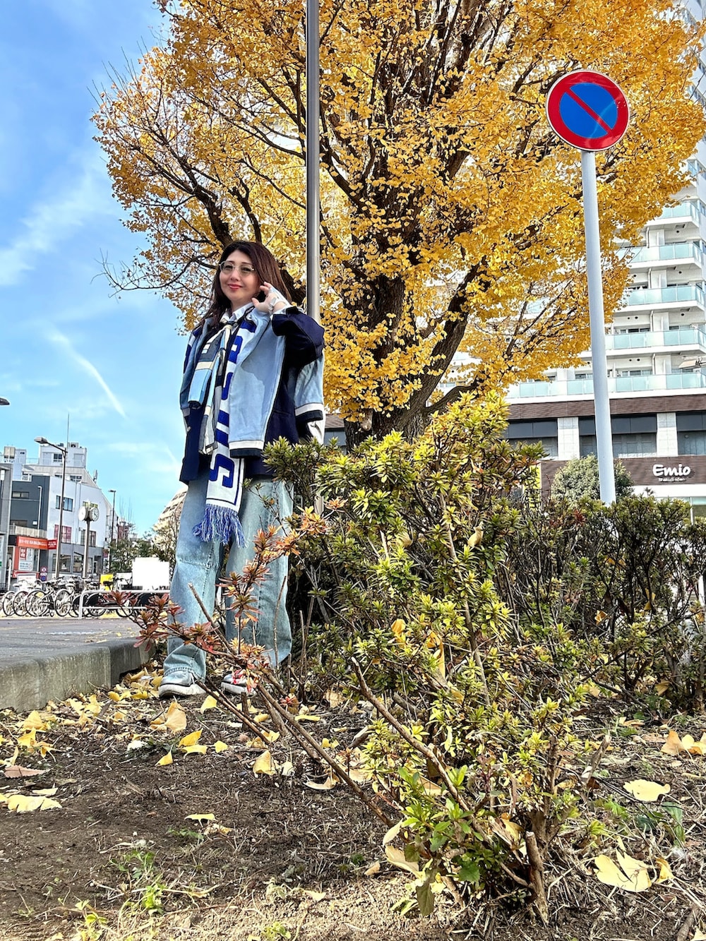 ブルー系のテーラードジャケット、シルバー系のスニーカー、ブルー系のスウェットを着用したレディースの冬コーディネートの5枚目の写真