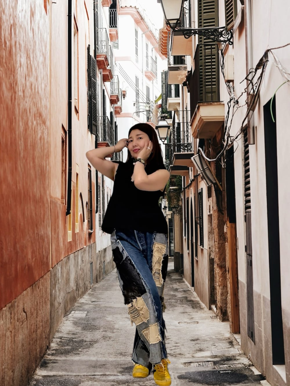 イエロー系のスニーカー、ホワイト系のシャツ/ブラウス、ブラック系のシャツ/ブラウスを着用したレディースの夏コーディネートの3枚目の写真