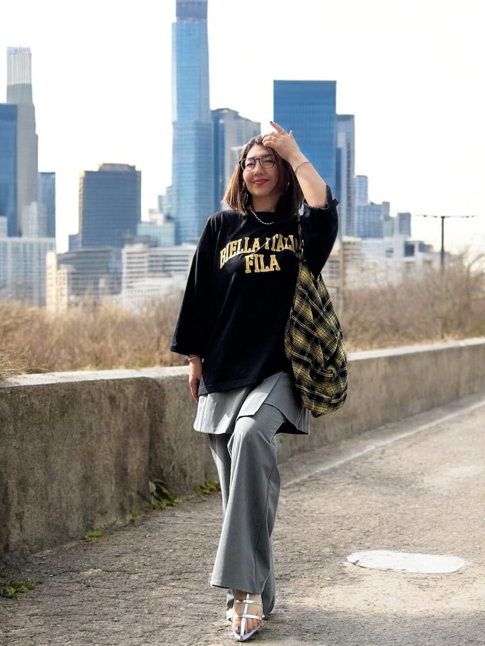 シルバー系のサンダル、イエロー系のスニーカー、ブラック系のTシャツ/カットソーを着用したレディースの夏コーディネートの2枚目の写真