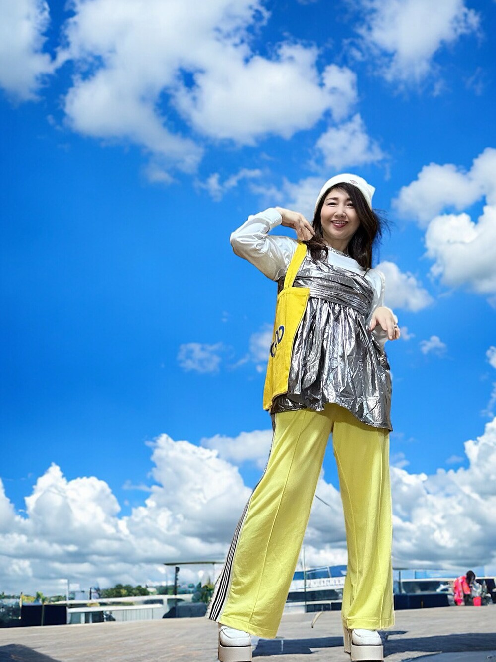 シルバー系のキャミソール、イエロー系のその他パンツ、ホワイト系のニットキャップ/ビーニーを着用したレディースの冬コーディネートの4枚目の写真