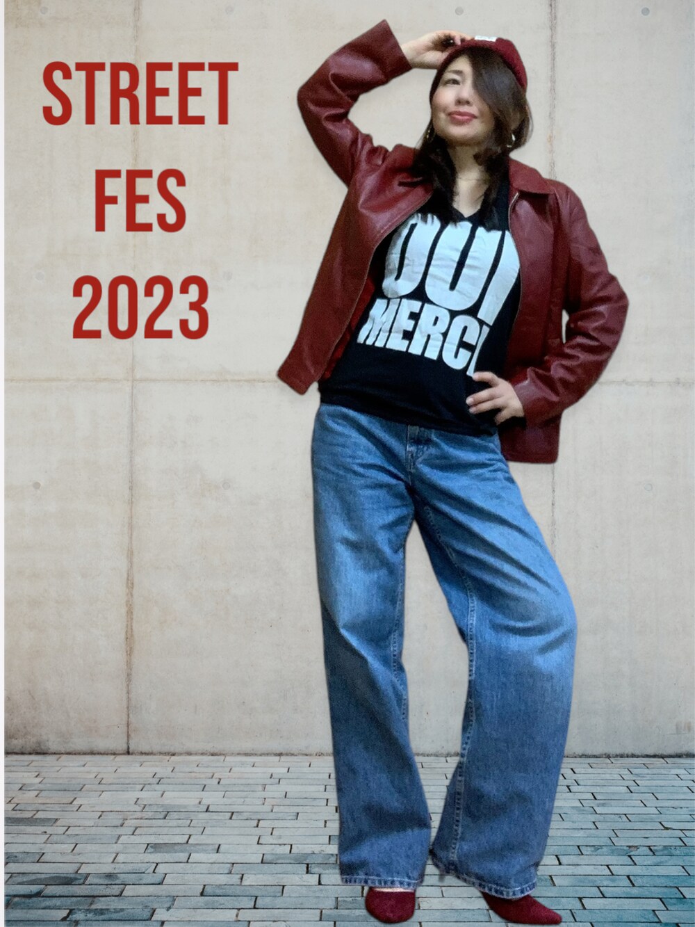 ブルー系のデニムパンツ、ホワイト系のスニーカー、ブラック系のTシャツ/カットソーを着用したレディースの冬コーディネートの2枚目の写真