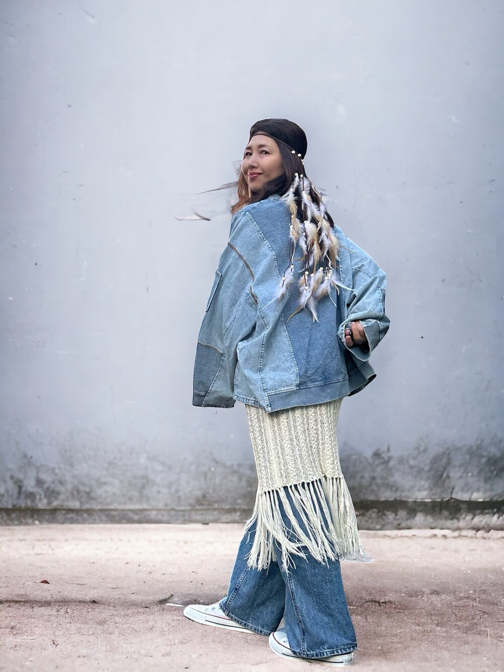 ブラック系のスカート、ブルー系のトップス、ブラウン系のヘアアクセサリーを着用したレディースの春コーディネートの2枚目の写真