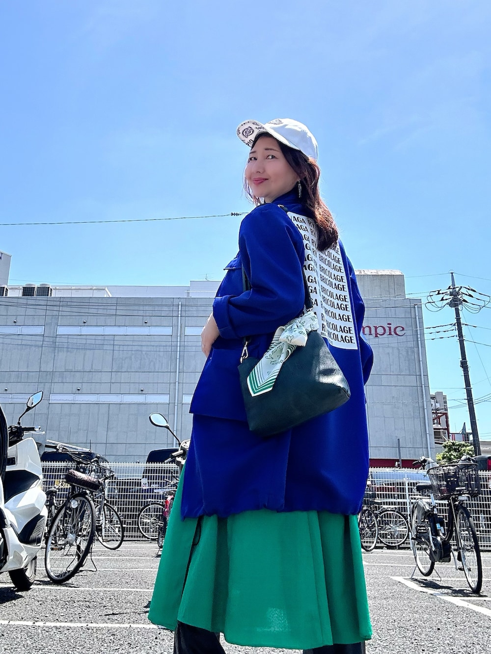 「古着MIX、スポーツミックス、シンプルコーデ、春夏コーデ、オトナカジュアル、休日スタイル、パンツスタイル、着回しコーデ、笑顔ふぇす」｜「Dickiesのアイテム（キャップ、ホワイト系）」を使った、toshikoshiさん（レディース・160cm）の春コーディネートの2枚目の写真