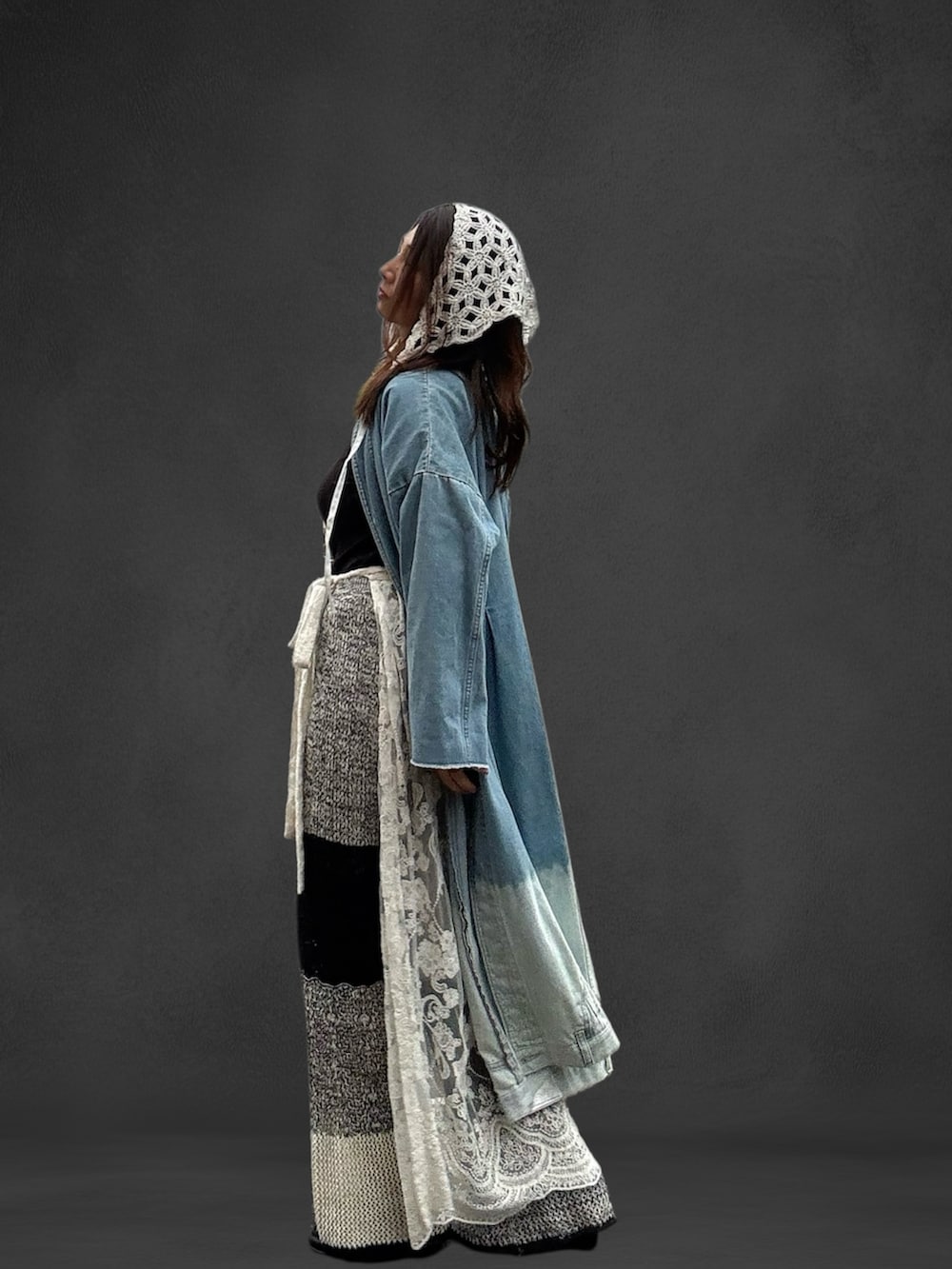 ホワイト系のスカート、グレー系のその他パンツ、ブルー系のジャケット/アウターを着用したレディースの夏コーディネートの2枚目の写真