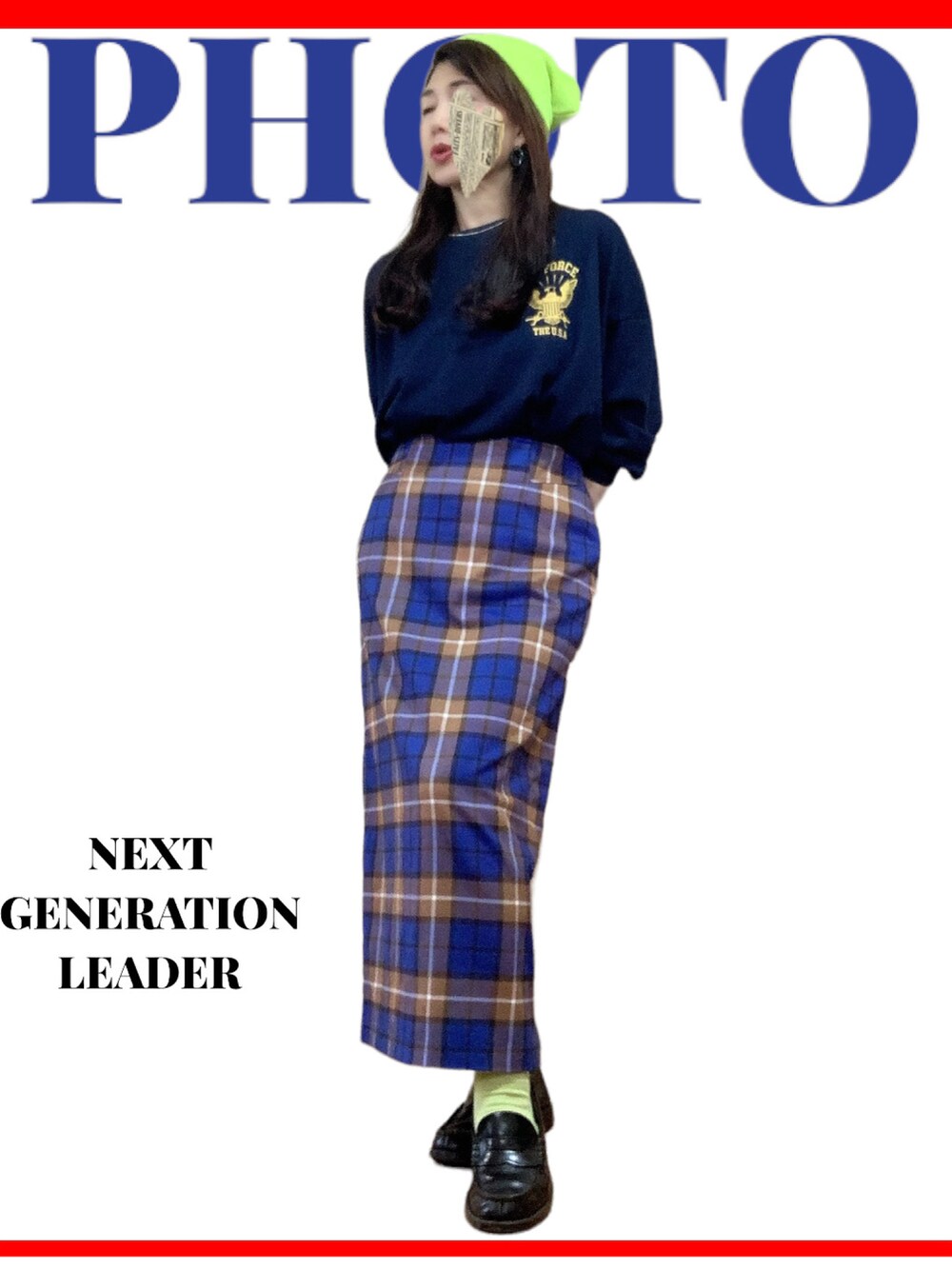 ブルー系のスウェット、ブルー系のスカート、ブラック系のローファーを着用したレディースの冬コーディネートの2枚目の写真