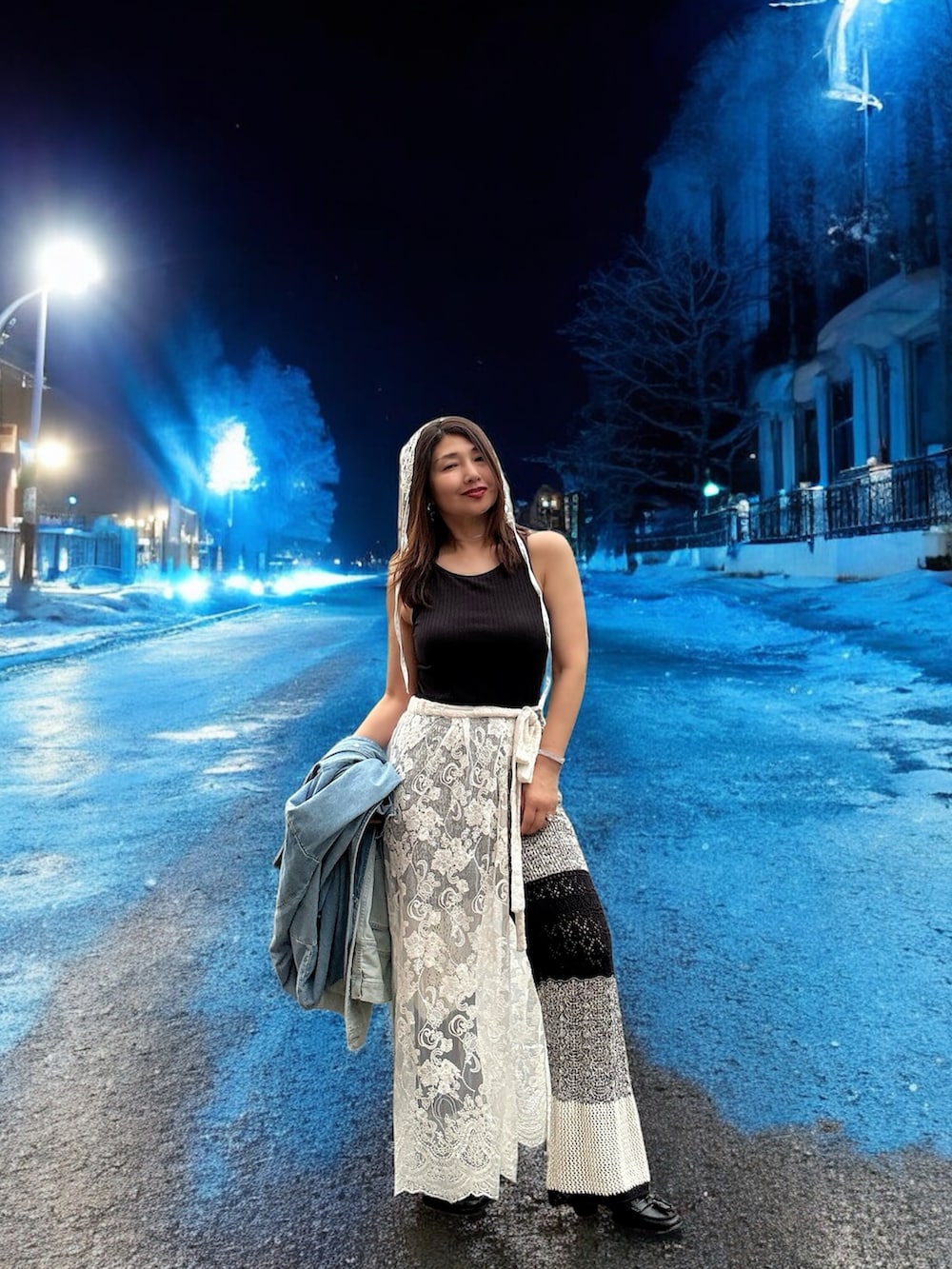 ホワイト系のスカート、グレー系のその他パンツ、ブルー系のジャケット/アウターを着用したレディースの夏コーディネートの3枚目の写真