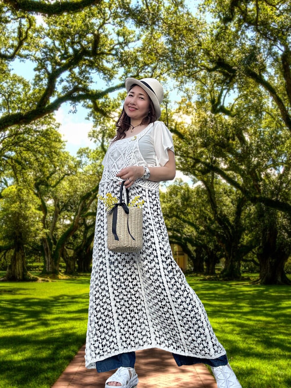 ベージュ系のバッグ、ホワイト系のカーディガン/ボレロ、ブルー系のデニムパンツを着用したレディースの春コーディネートの5枚目の写真