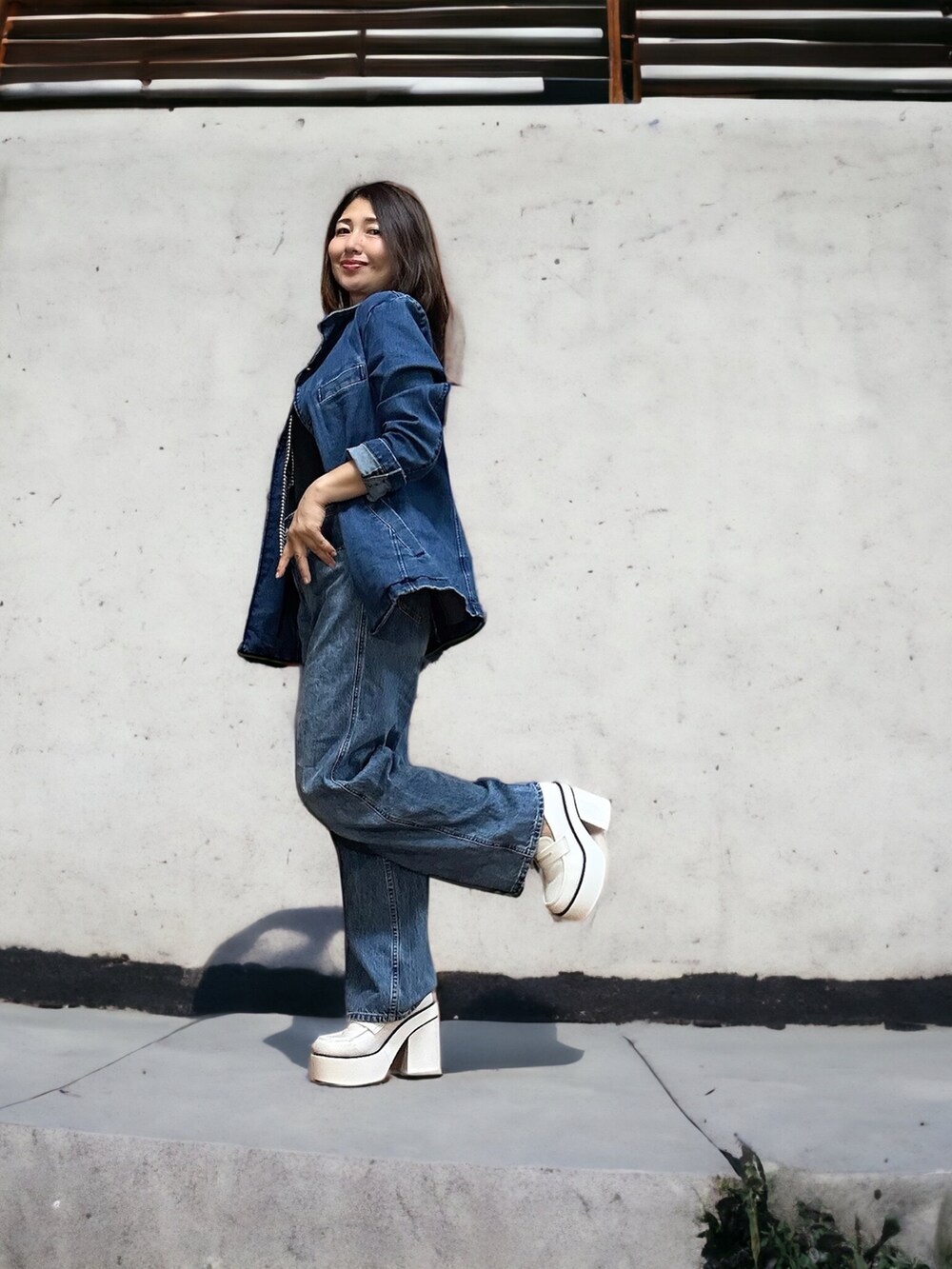 ホワイト系のドレスシューズ、ブルー系のデニムパンツ、ブルー系のデニムジャケットを着用したレディースの秋コーディネートの5枚目の写真