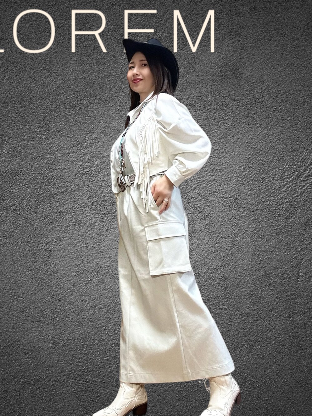 ホワイト系のスカート、ホワイト系のベスト、ホワイト系のブーツを着用したレディースの春コーディネートの3枚目の写真