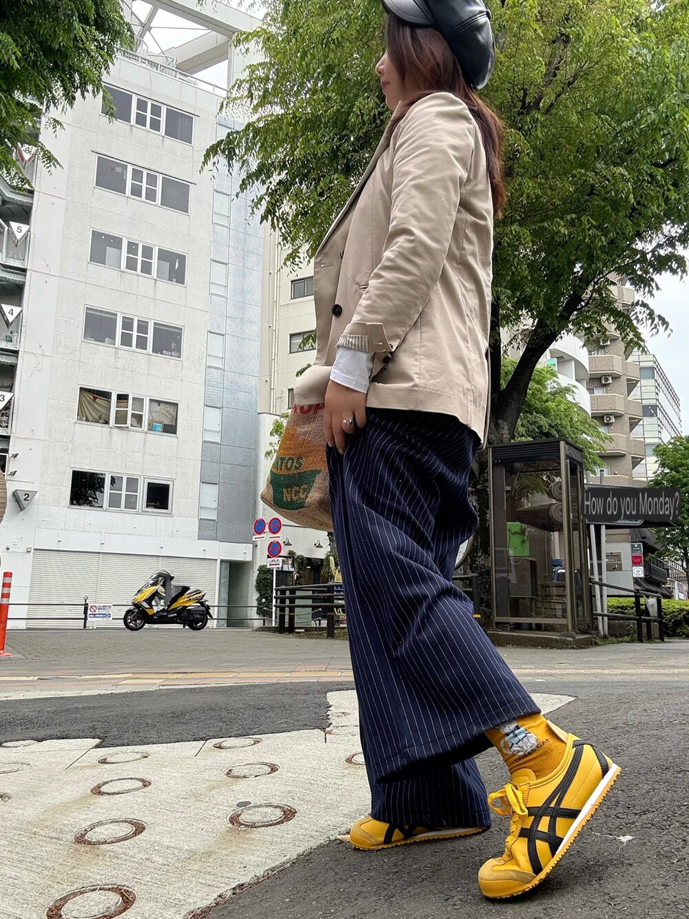 イエロー系のスニーカー、レッド系のトートバッグ、ベージュ系のテーラードジャケットを着用したレディースの春コーディネートの5枚目の写真