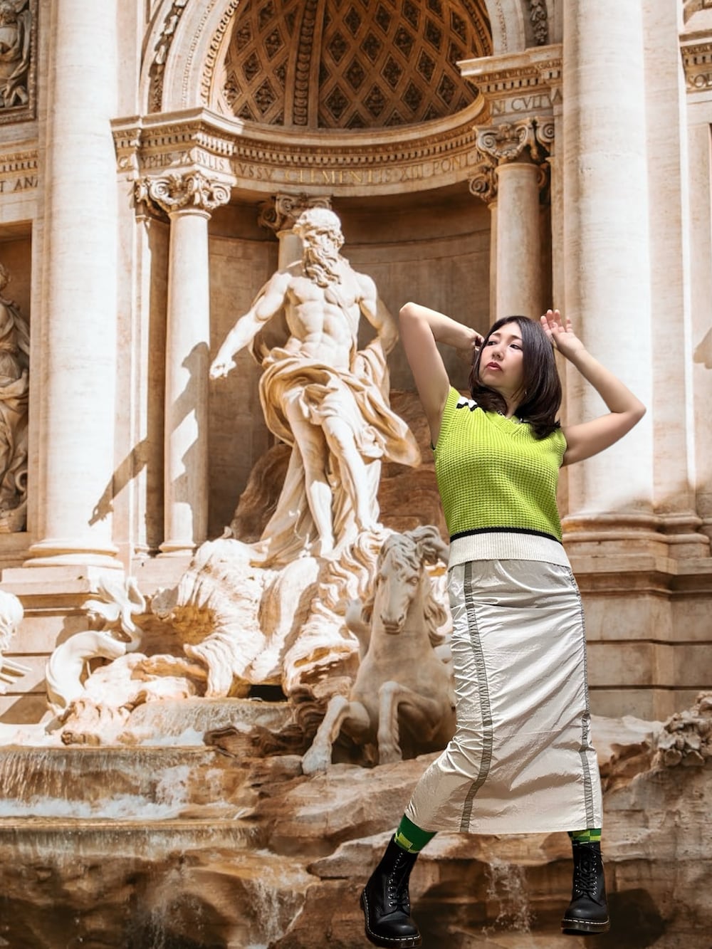 グリーン系のベスト、グレー系のスカート、ホワイト系のチュニックを着用したレディースの春コーディネートの5枚目の写真